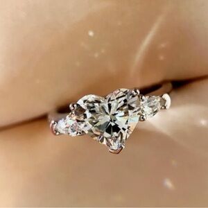 Elegant Silver plated Heart-Shaped Zirconia Solitaire LUXURIOUS Ring!! Sz 5 NWT